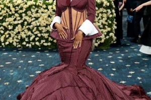 詹姆斯因左膝内侧副韧带扭伤 缺席今年的Met Gala